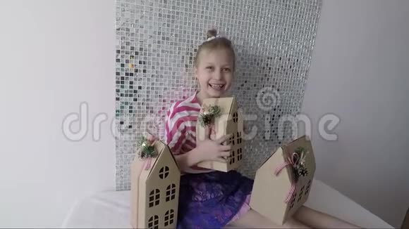 快乐的小女孩手里拿着纸板房子视频的预览图