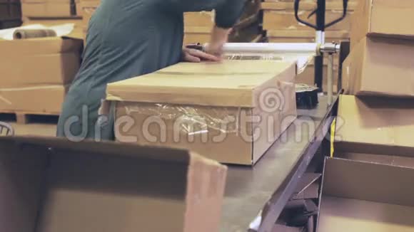 工人胶带在盒子上视频的预览图