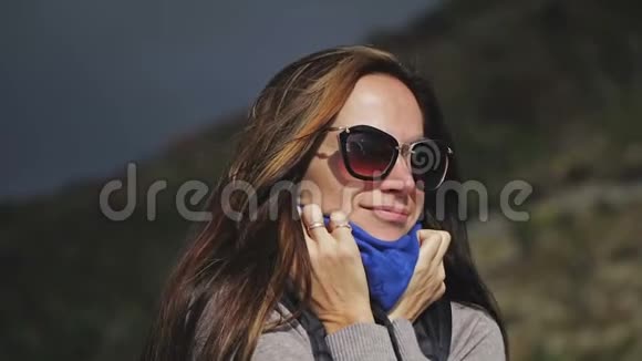 特写女人脸肖像女人戴着眼镜直视着相机微笑着太阳射线关门视频的预览图