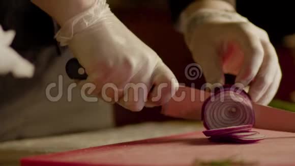 带手套的厨师切块红沙拉洋葱视频的预览图