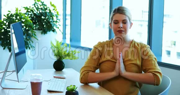 女高管在办公桌上练瑜伽视频的预览图