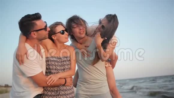 风和日丽的四个朋友一起在海边玩的肖像视频的预览图