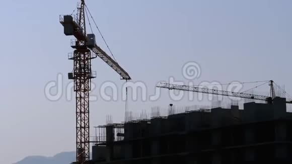 建筑施工建筑工地的塔式起重机视频的预览图
