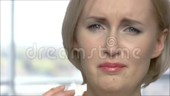 紧张的女人在哭视频的预览图