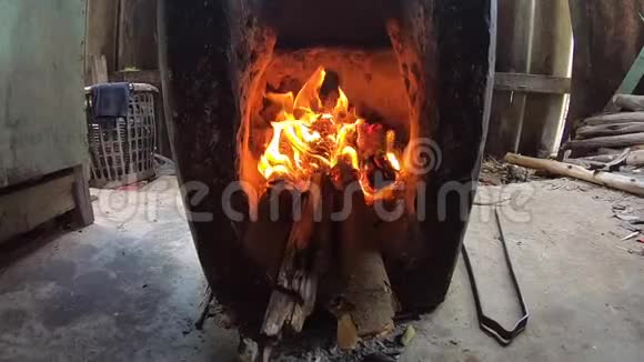 视频画面木柴和火壁炉里明亮的火焰视频的预览图