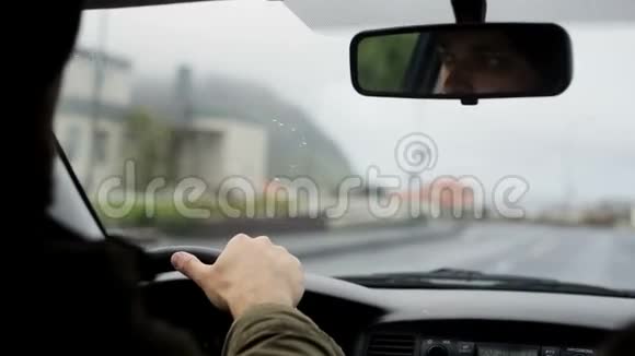 年轻人骑着车穿过空荡荡的街道游客们在探索这座城市男性的眼睛倒映在镜子里视频的预览图