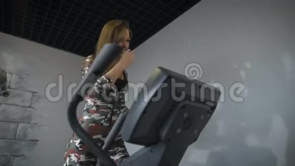 女子在健身房训练交叉教练视频的预览图