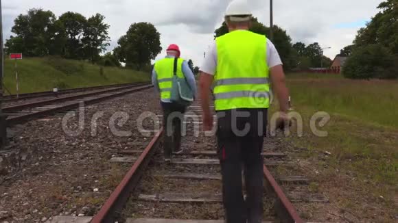 铁路工作人员检查铁路状况视频的预览图
