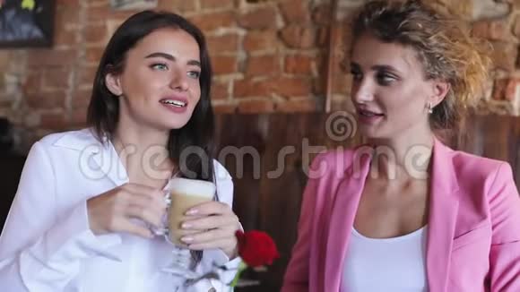 糖果女人在咖啡馆品尝巧克力糖果视频的预览图