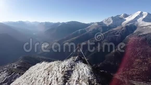 飞行近冬季山脉山谷空中4k视频俄罗斯高加索扎坎旅游生态旅游视频的预览图