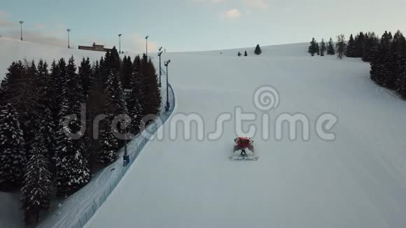 滑雪场滑雪场滑雪场滑雪者攀登山时的无人机鸟瞰图视频的预览图