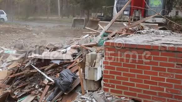 房子被毁了房子墙上的裂缝摧毁旧房子地震经济危机遗弃视频的预览图