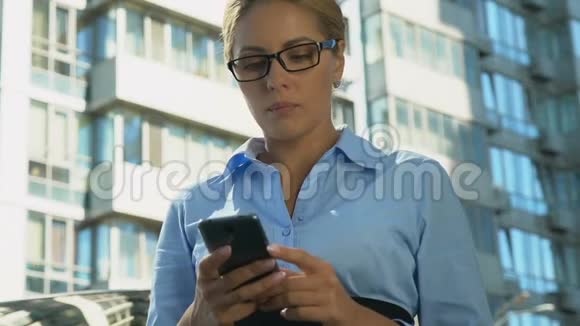 沮丧的商务女士在手机上阅读坏消息解雇视频的预览图