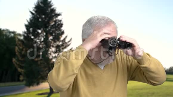 关闭老人通过望远镜看视频的预览图