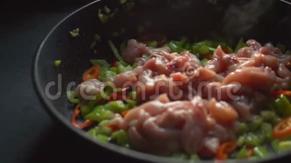 煎锅与辣椒和鸡肉特写视频视频的预览图