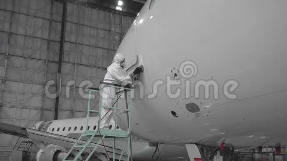 工程师修理一架客机的门门中的飞机修理4k视频的预览图