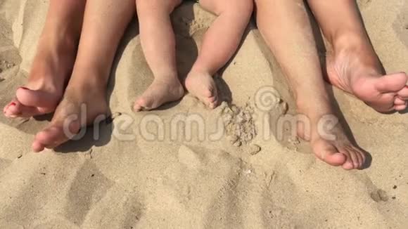 暑假快乐的脚踩沙滩在阳光明媚的夏日在海滩上放松的双脚特写视频的预览图