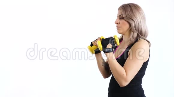 带着黄色哑铃练习运动的女人视频的预览图