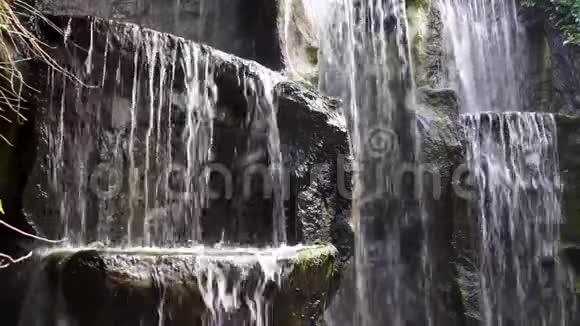 瀑布流的岩石特写美丽的自然背景视频的预览图
