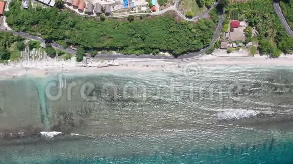 从无人驾驶飞机俯瞰美丽的沿海公路努萨佩尼达岛视频的预览图