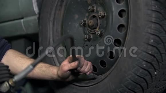 充气汽车的轮胎视频的预览图
