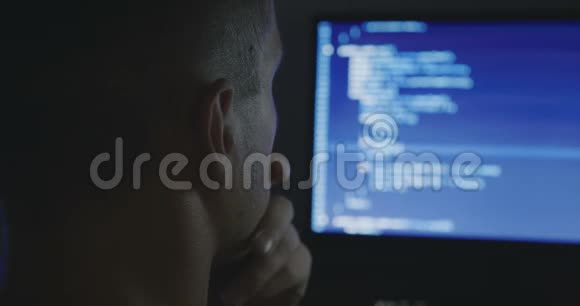 IT程序员输入程序代码加班的开发商黑客深夜黑客入侵视频的预览图