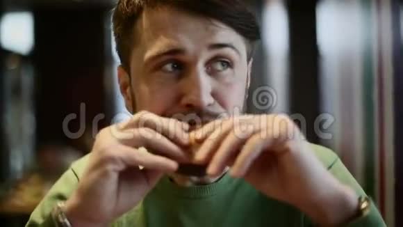 吃汉堡包的人视频的预览图