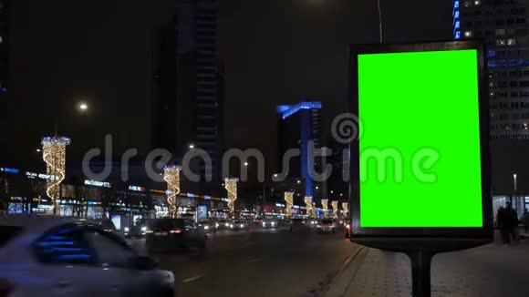 时光流逝广告牌上的绿色屏幕在为节日粉刷的街道上视频的预览图