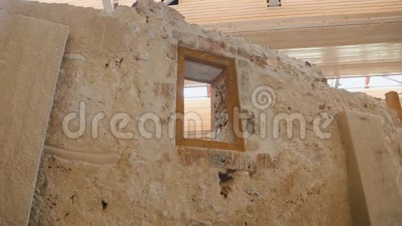 古石墙的窗户一堆石头阿克罗提里定居点的遗迹视频的预览图