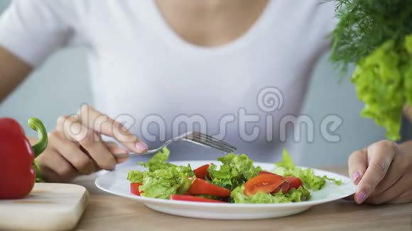 女人吃蔬菜沙拉观察饮食计算卡路里健康视频的预览图