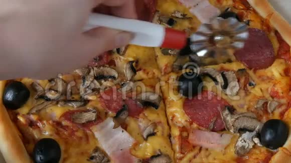 刀把披萨切近了视野意大利大比萨饼有黑色橄榄培根腊肠和奶酪视频的预览图