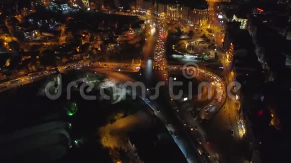 夜间空中无人机射击伊斯坦布尔土耳其从上面市中心市中心路汽车交通视频的预览图
