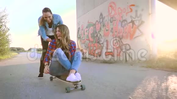两个年轻漂亮的女人玩滑板视频的预览图