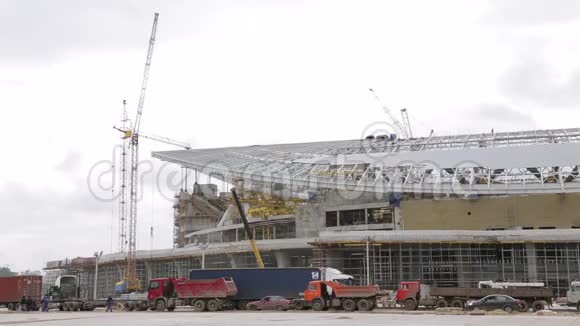 修建足球场场景俄罗斯体育场建设塔式起重机世界杯的准备视频的预览图
