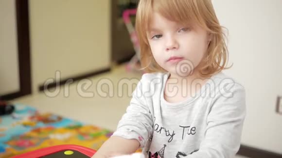 女孩在纸上画红色记号视频的预览图