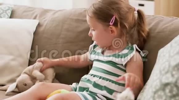 小女孩在家玩玩具兔子视频的预览图