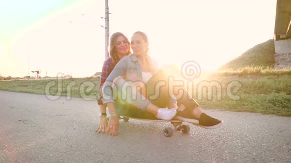 两个年轻漂亮的女人玩滑板视频的预览图