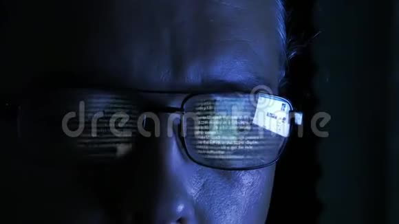 程序员或黑客反映在玻璃中的软件代码视频的预览图