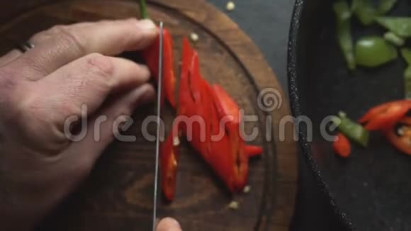 男人切辣椒作法吉塔特写墨西哥食物录像视频的预览图