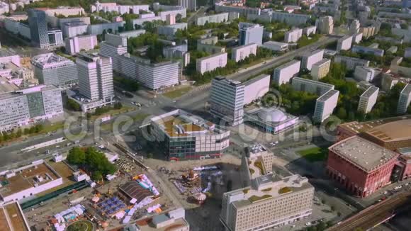 从柏林Fernsehturm电视塔的惊人鸟瞰城市生活时间的流逝视频的预览图