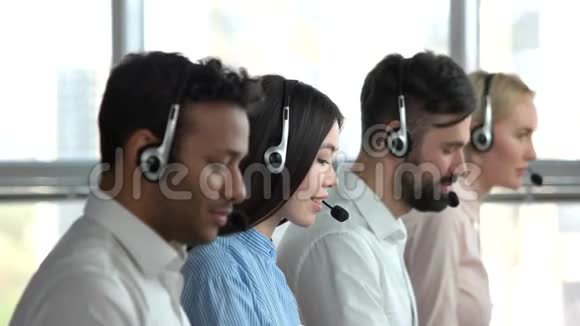 美丽的亚洲女性呼叫中心接线员工作视频的预览图