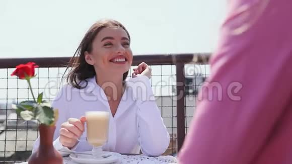 女人在咖啡馆喝咖啡朋友在户外视频的预览图