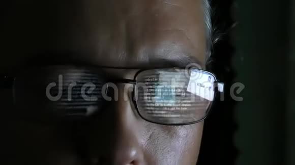 程序员或黑客反映在玻璃中的软件代码视频的预览图