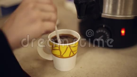 在咖啡杯里搅拌糖视频的预览图