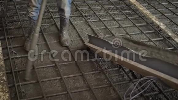 无法辨认的工人在施工现场向配件浇筑水泥视频的预览图