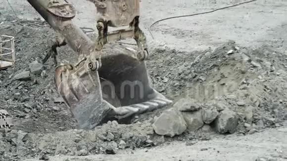挖土机正在挖洞挖掘机在地面挖坑进行施工或开采采矿和采石场设备视频的预览图