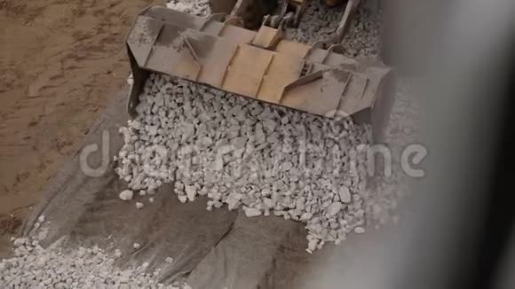重型推土机在施工现场搬运碎石的俯视图视频的预览图