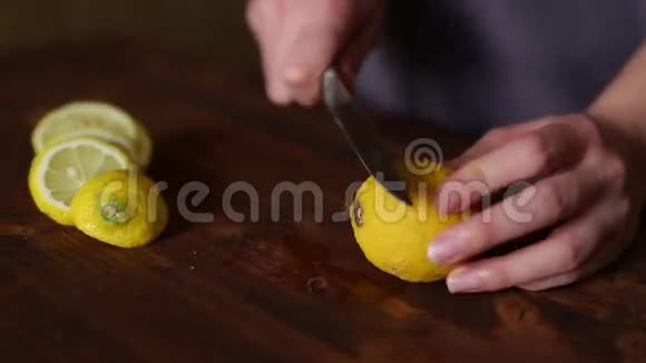 把柠檬切成柠檬水视频的预览图