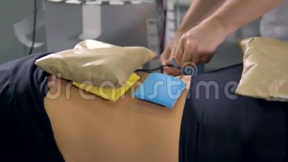 医生在病人背部使用理疗喷头视频的预览图
