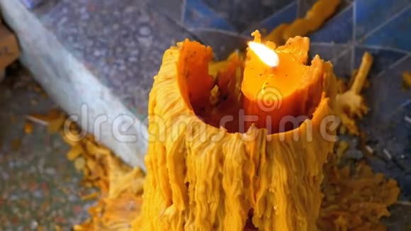 大蜡烛在伊甸地狱的佛寺燃烧泰国视频的预览图